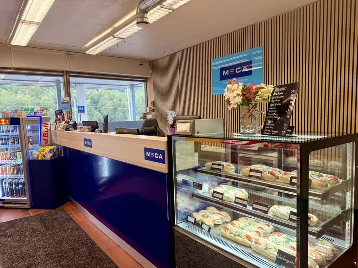 Reception och kundmottagning hos Gånghester Bilservice med MECA-disk och kyl
